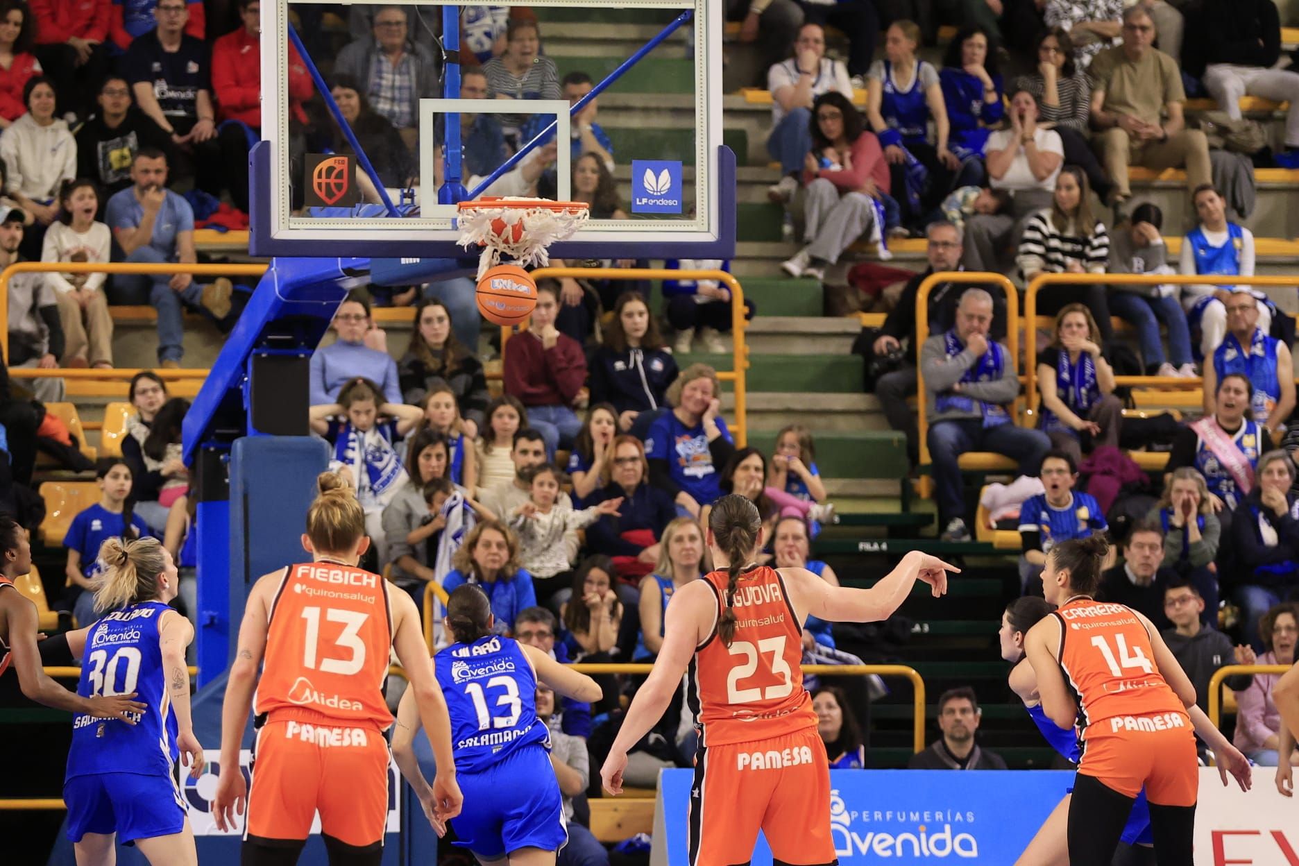 Victoria de campeón de Perfumerías Avenida frente a Valencia Basket