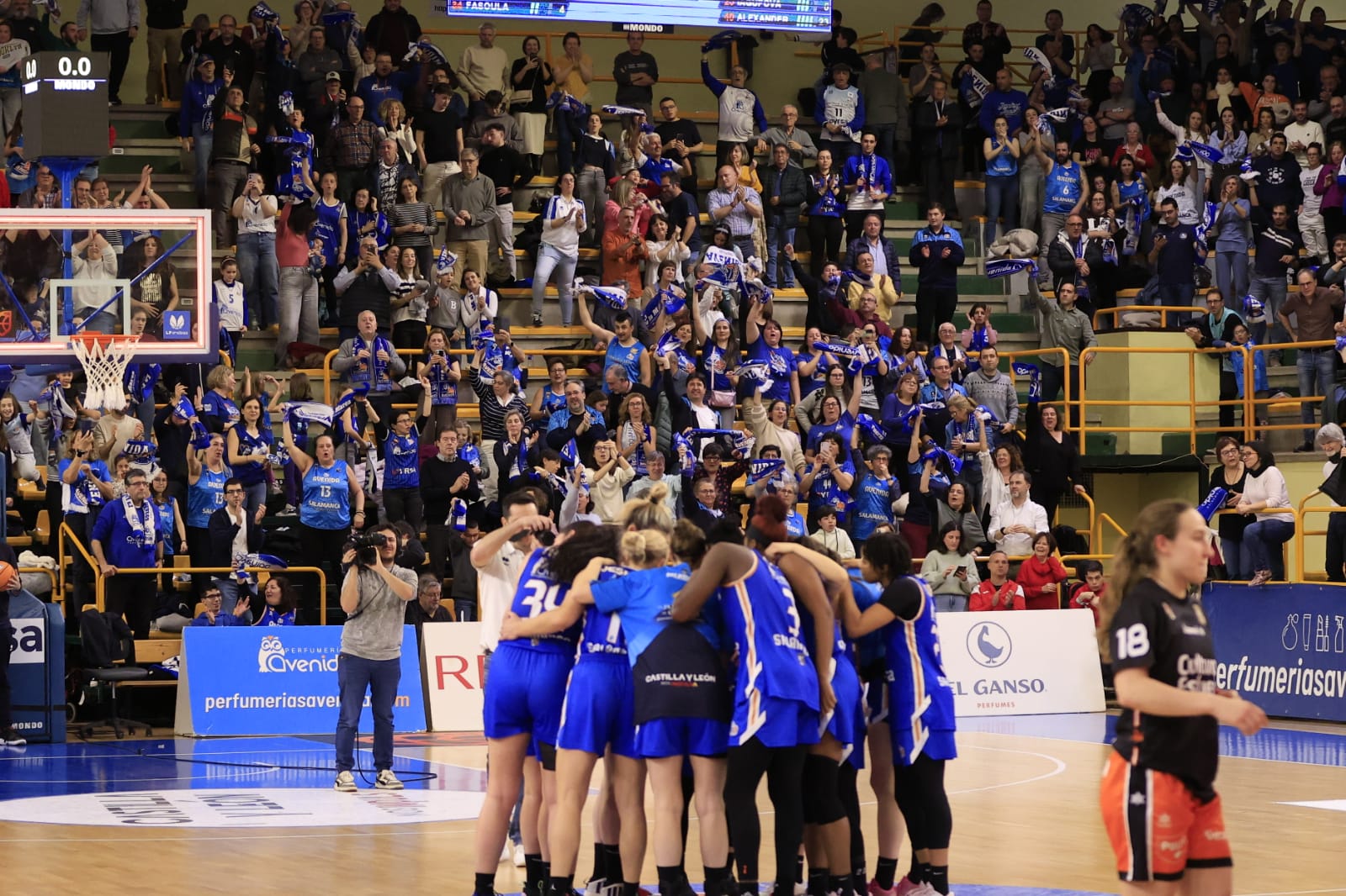 Victoria de campeón de Perfumerías Avenida frente a Valencia Basket
