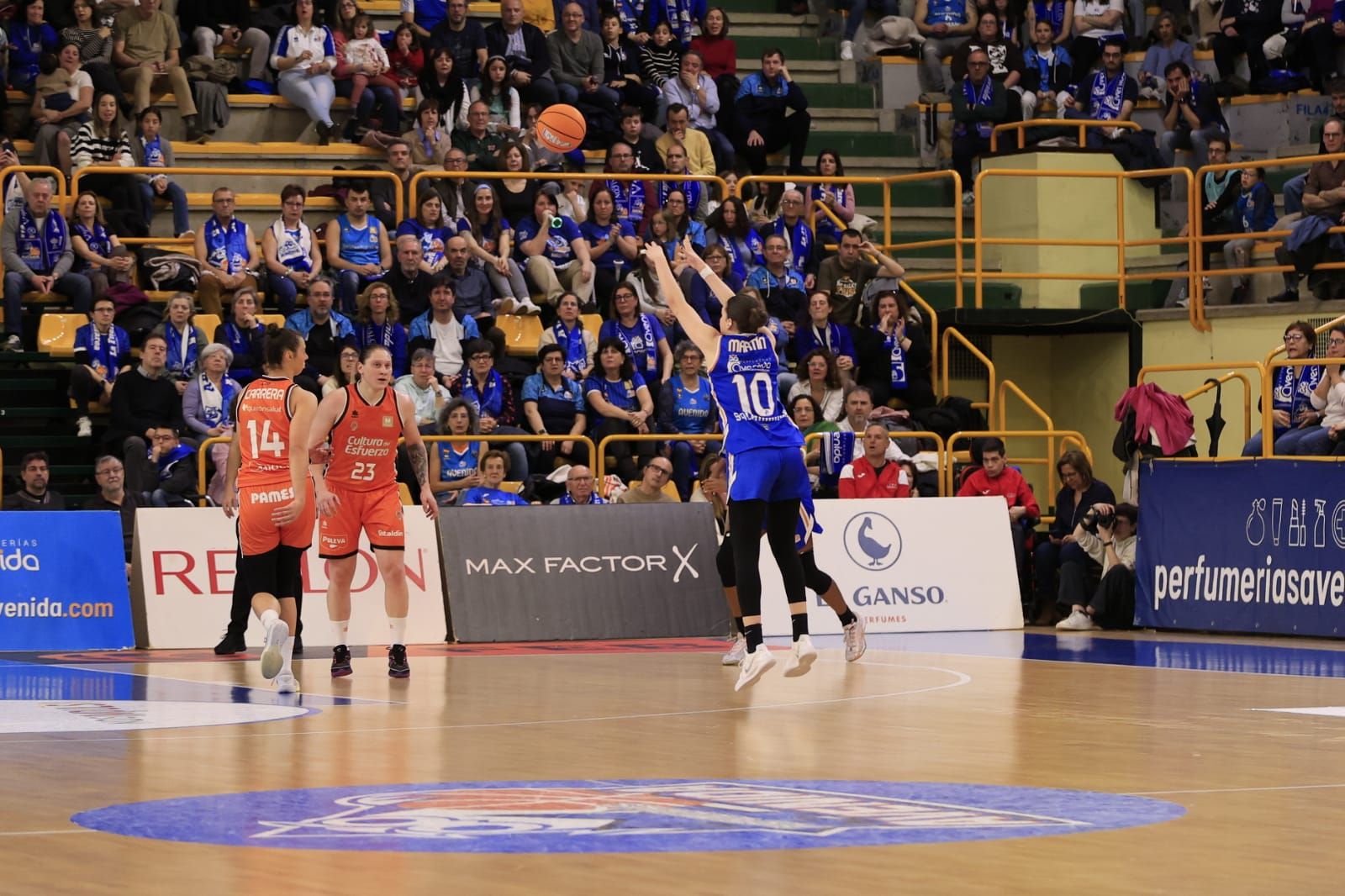 Victoria de campeón de Perfumerías Avenida frente a Valencia Basket