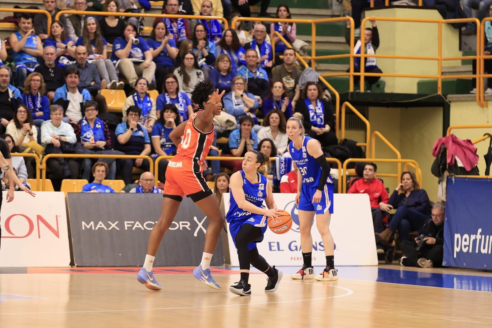 Victoria de campeón de Perfumerías Avenida frente a Valencia Basket