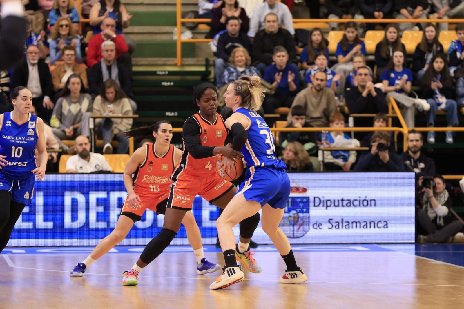 Victoria de campeón de Perfumerías Avenida frente a Valencia Basket