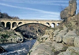 El Puente Resbala sobre el cauce del Huebra.