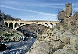 El río Huebra a su paso por el Puente Resbala.