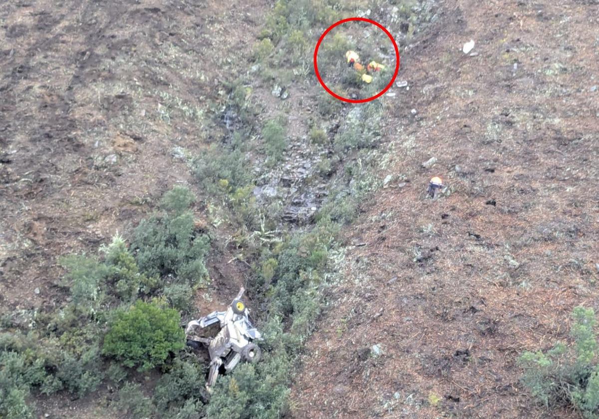 Imagen principal - Lugar donde estaba el herido, helicóptero en el que se le ha evacuado y enfermero del operativo de rescate.