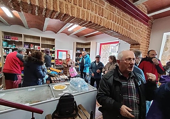 Acto de inauguración de la tienda.