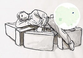 Un hombre descansa sobre unas maletas y, a la derecha, el mapa de Salamanca con los pueblos con más residentes en el extranjero.