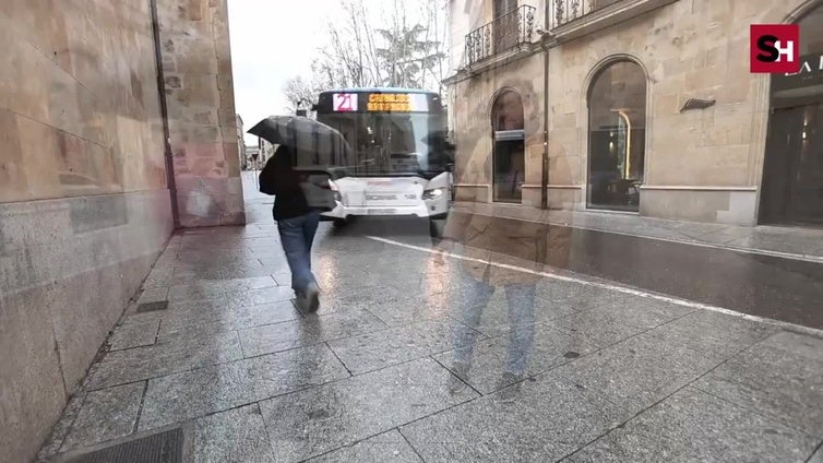 La curva donde el bus urbano de Salamanca roza un palacio