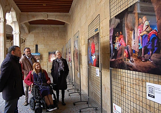 El delegado territorial de la Junta, Eloy Ruiz, y la presidenta provincial de Cruz Roja en Salamanca, Isabel Campo, en la inauguración de la exposición.