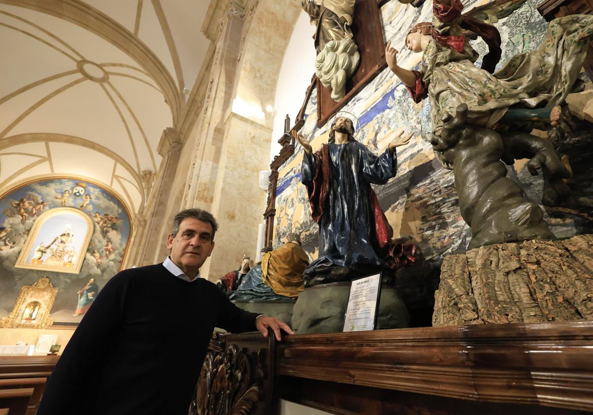 Agustín Calvo junto al grupo escultórico de la Oración en el Huerto