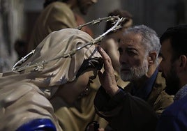 Grupo de personas invidentes en la actividad «Sentir con las manos»