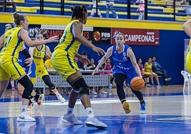 Silvia Domínguez penetra a canasta ante Spar Gran Canaria