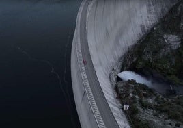 Imagen aérea de la carretera sobre el muro de la presa de Almendra.