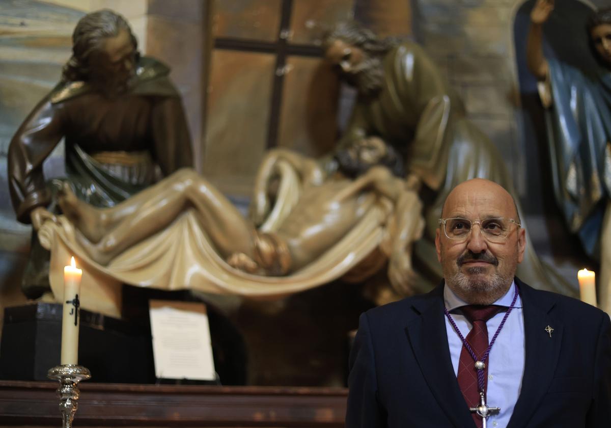 José María Santiago Guervós delante del Santo Entierro