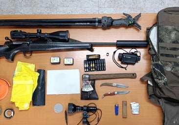 Pillan a dos cazadores furtivos con un rifle y varios utensilios de caza