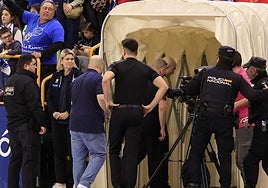 Árbitros y Policía Nacional en el partido entre Perfumerías Avenida-Valencia Basket