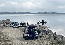 Efectivos del Seprona localizan el cuerpo en el embalse de la Almendra.