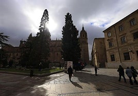Estampa de la Catedral con el cielo nublado.