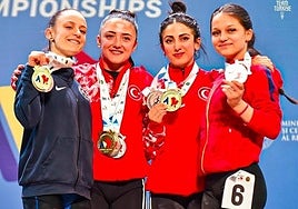 Marta García Rincón, en el podio del Campeonato de Europa de Halterofilia.