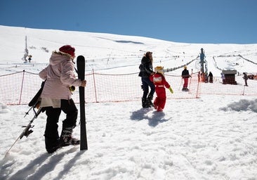 La Covatilla cerrará tras la Semana Santa una temporada insólita de nieve y afluencia