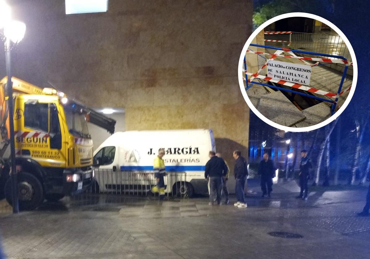 La furgoneta atascada, en el momento de ser retirada con una grúa.