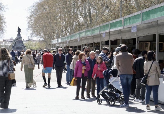 Público asistente a la 32 Feria del Libro Antiguo y de Ocasión de Valladolid.