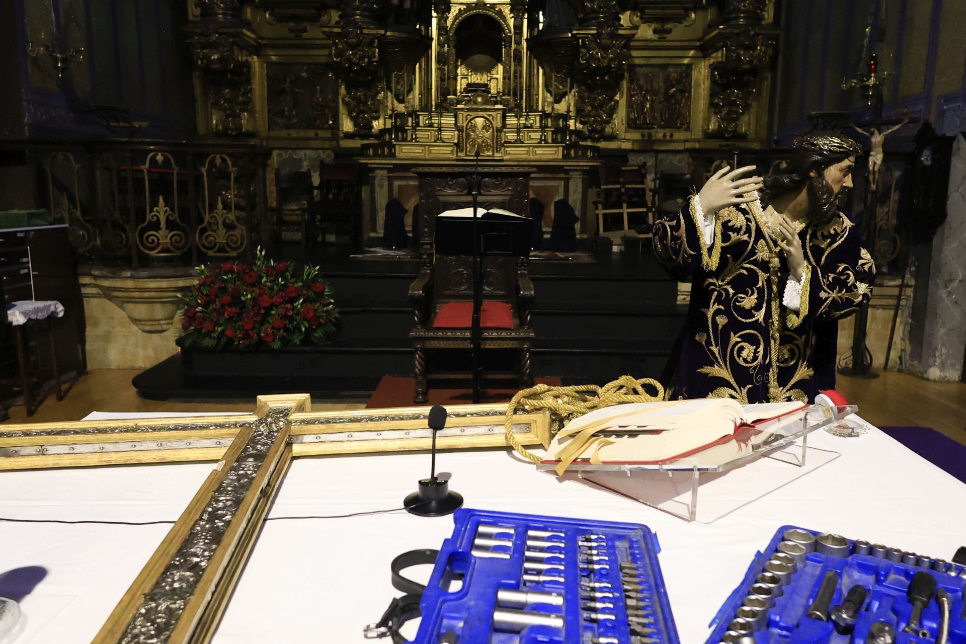 Las imágenes del montaje de los pasos de Semana Santa en Salamanca
