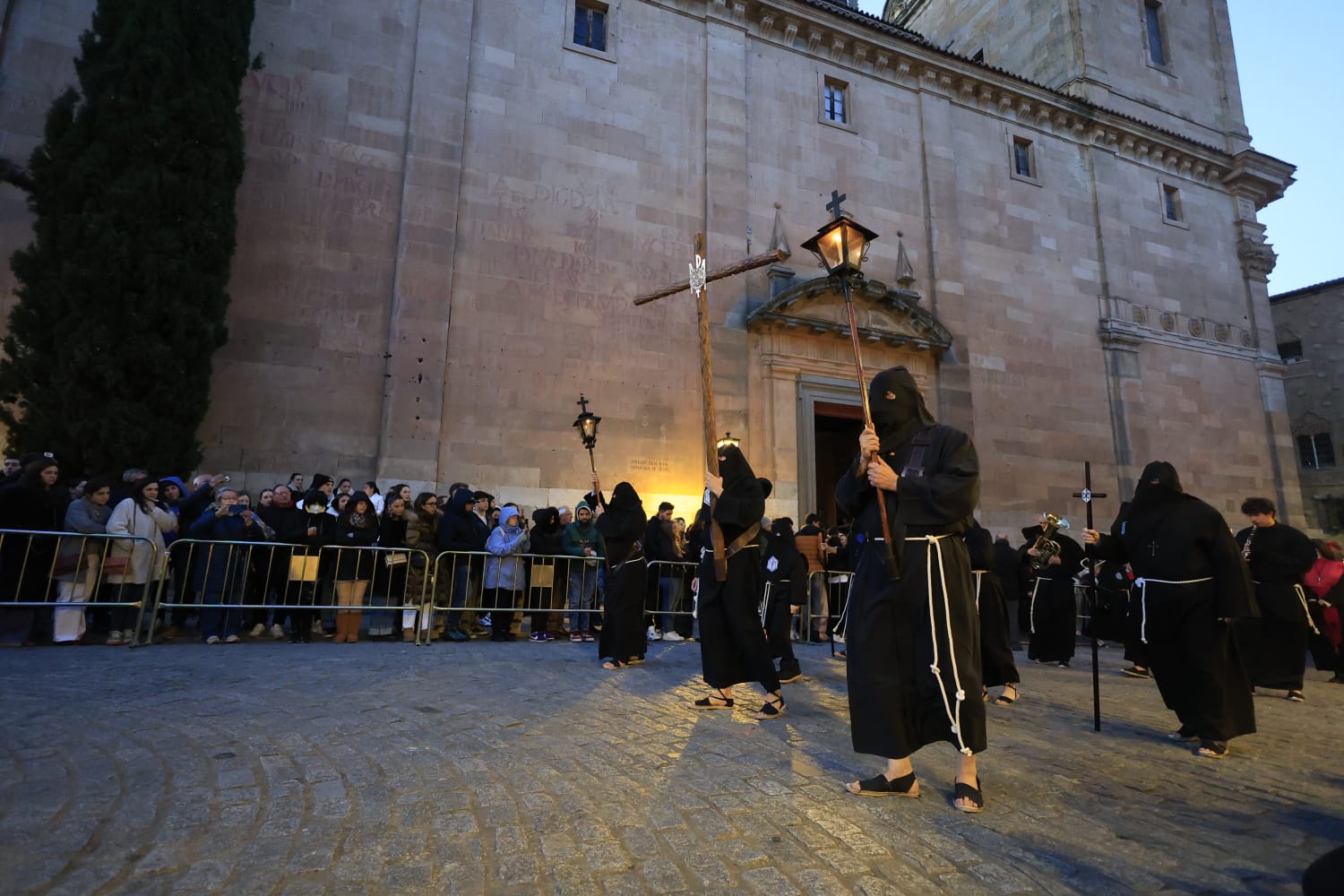 La Hermandad Universitaria recorre el centro de Salamanca en el Martes Santo