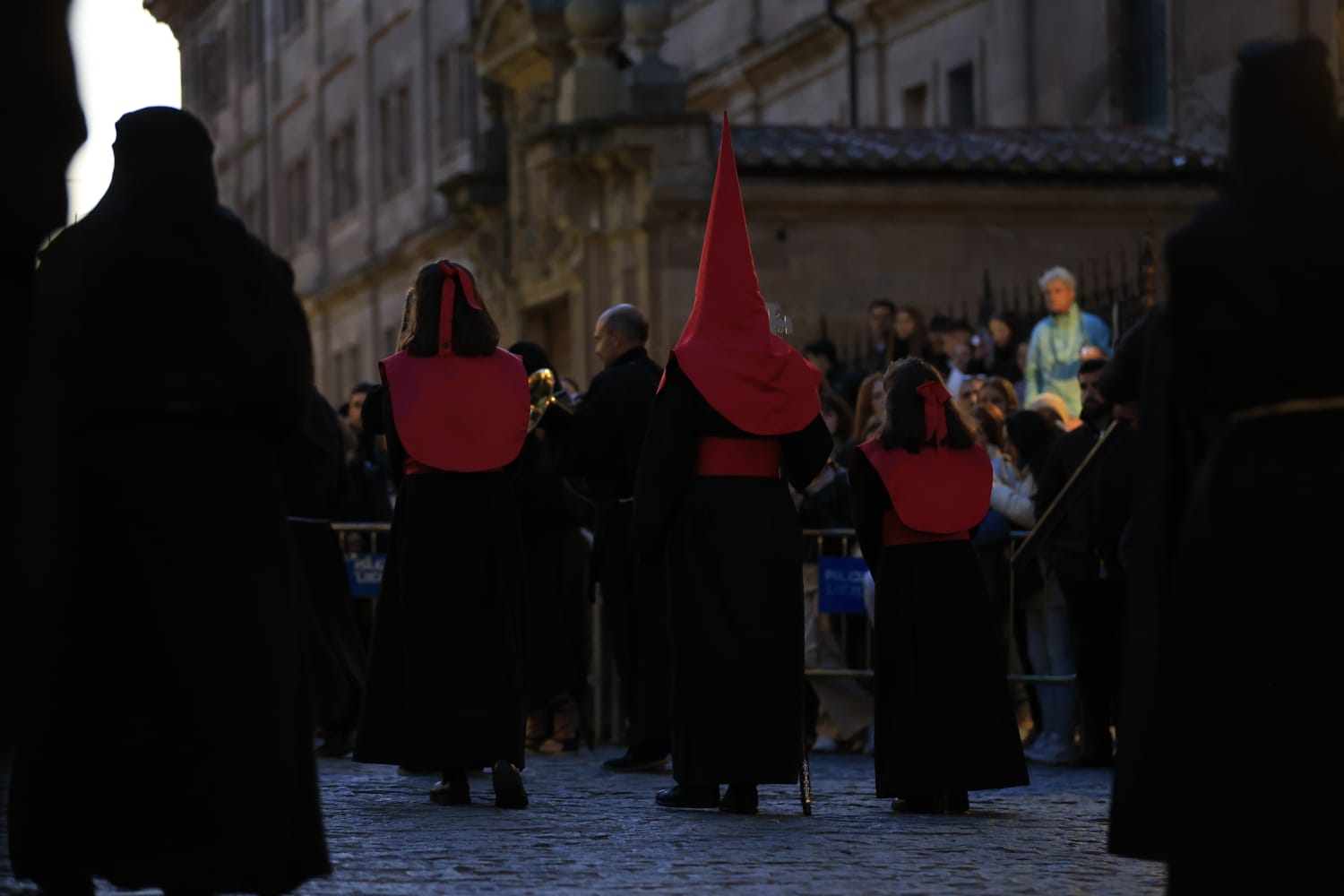La Hermandad Universitaria recorre el centro de Salamanca en el Martes Santo