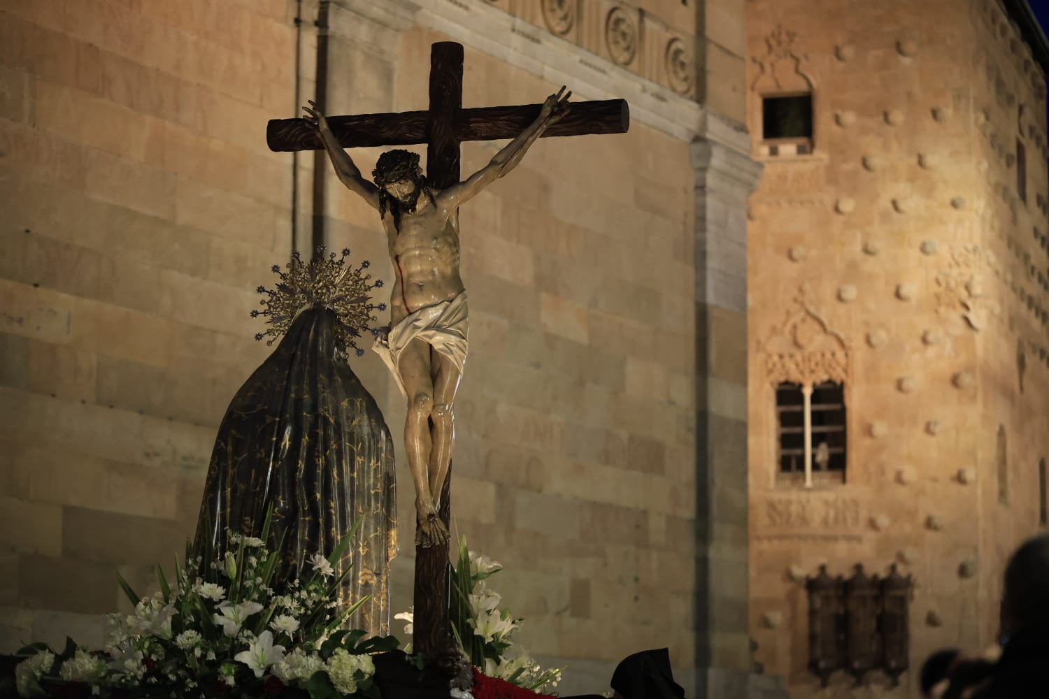 La Hermandad Universitaria recorre el centro de Salamanca en el Martes Santo