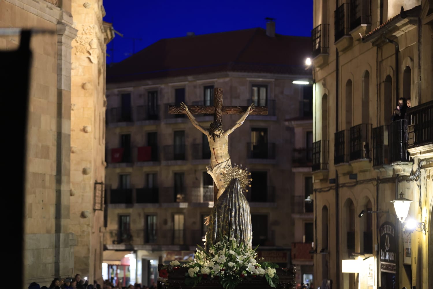 La Hermandad Universitaria recorre el centro de Salamanca en el Martes Santo