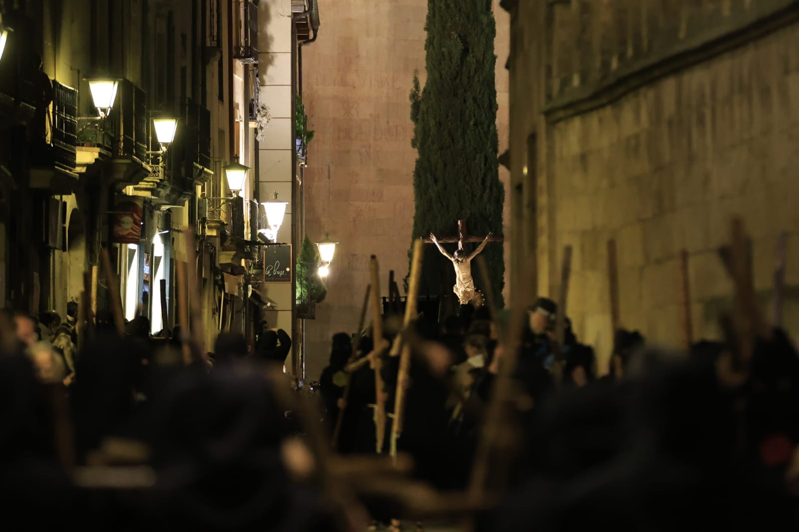 La Hermandad Universitaria recorre el centro de Salamanca en el Martes Santo