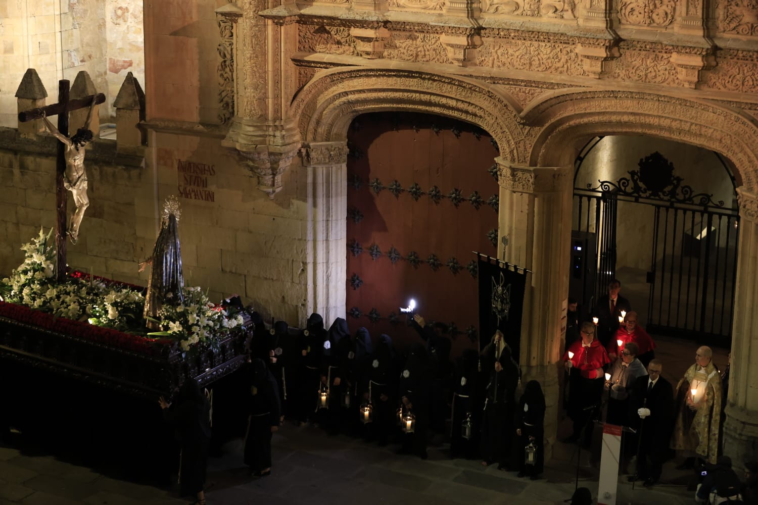 La Hermandad Universitaria recorre el centro de Salamanca en el Martes Santo