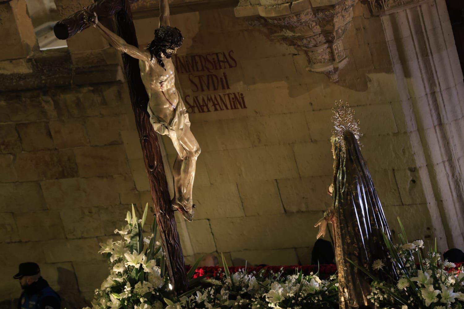 La Hermandad Universitaria recorre el centro de Salamanca en el Martes Santo