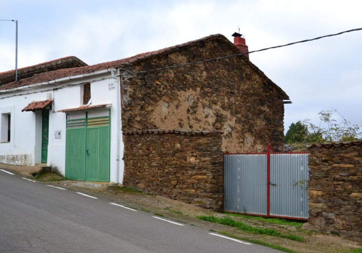 La casa de piedra en un pueblo de Salamanca que se vende con un gran huerto de frutales
