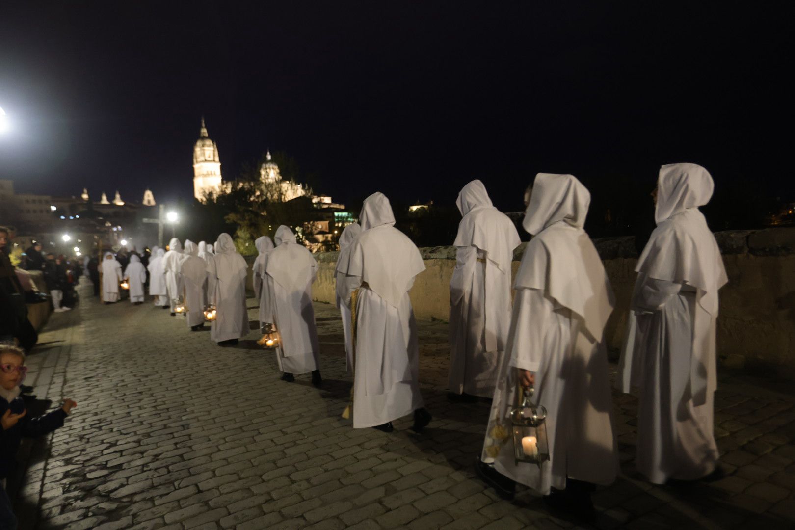 La marcha blanca del Cristo del Amor y de la Paz sobre el Tormes