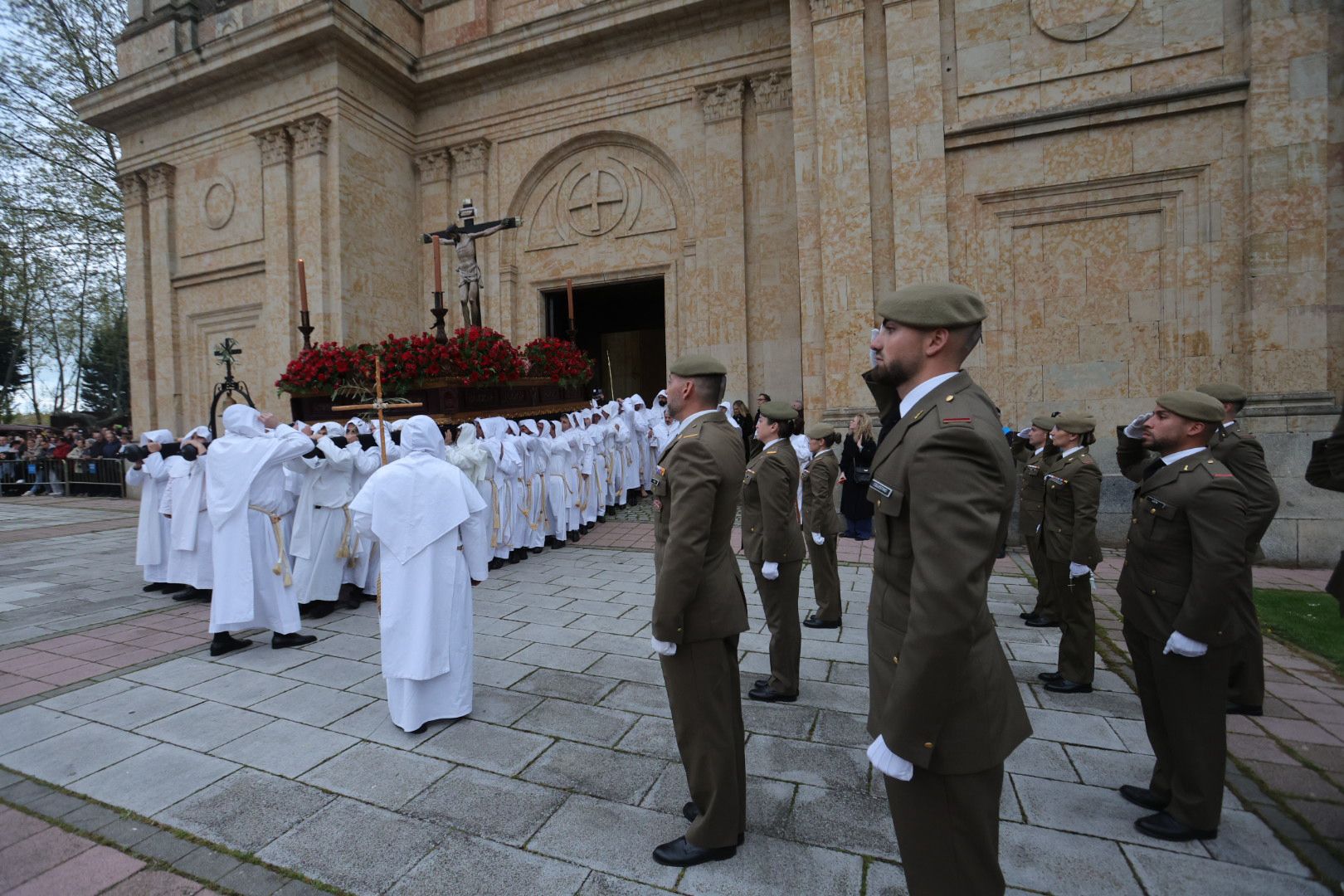 La marcha blanca del Cristo del Amor y de la Paz sobre el Tormes