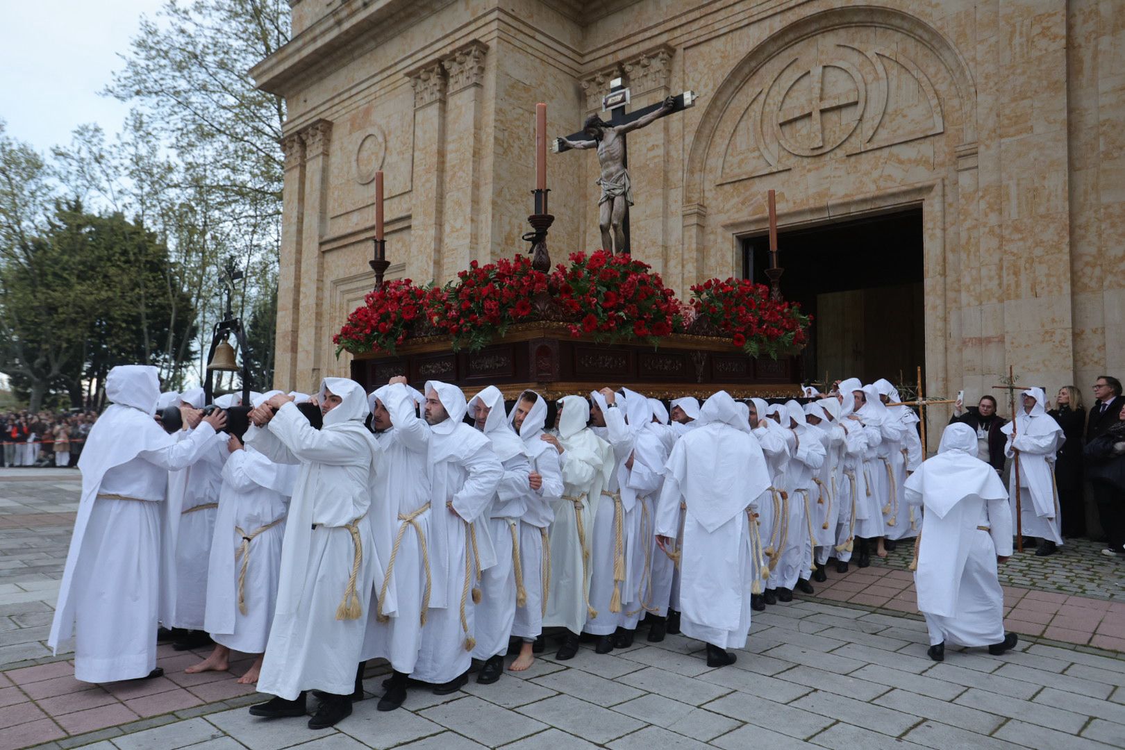 La marcha blanca del Cristo del Amor y de la Paz sobre el Tormes