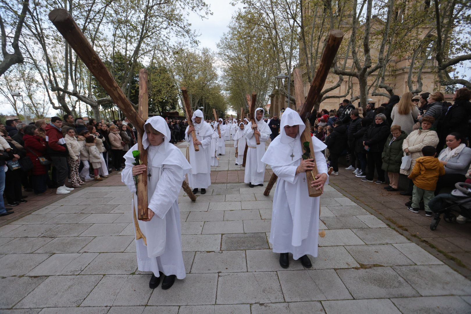 La marcha blanca del Cristo del Amor y de la Paz sobre el Tormes