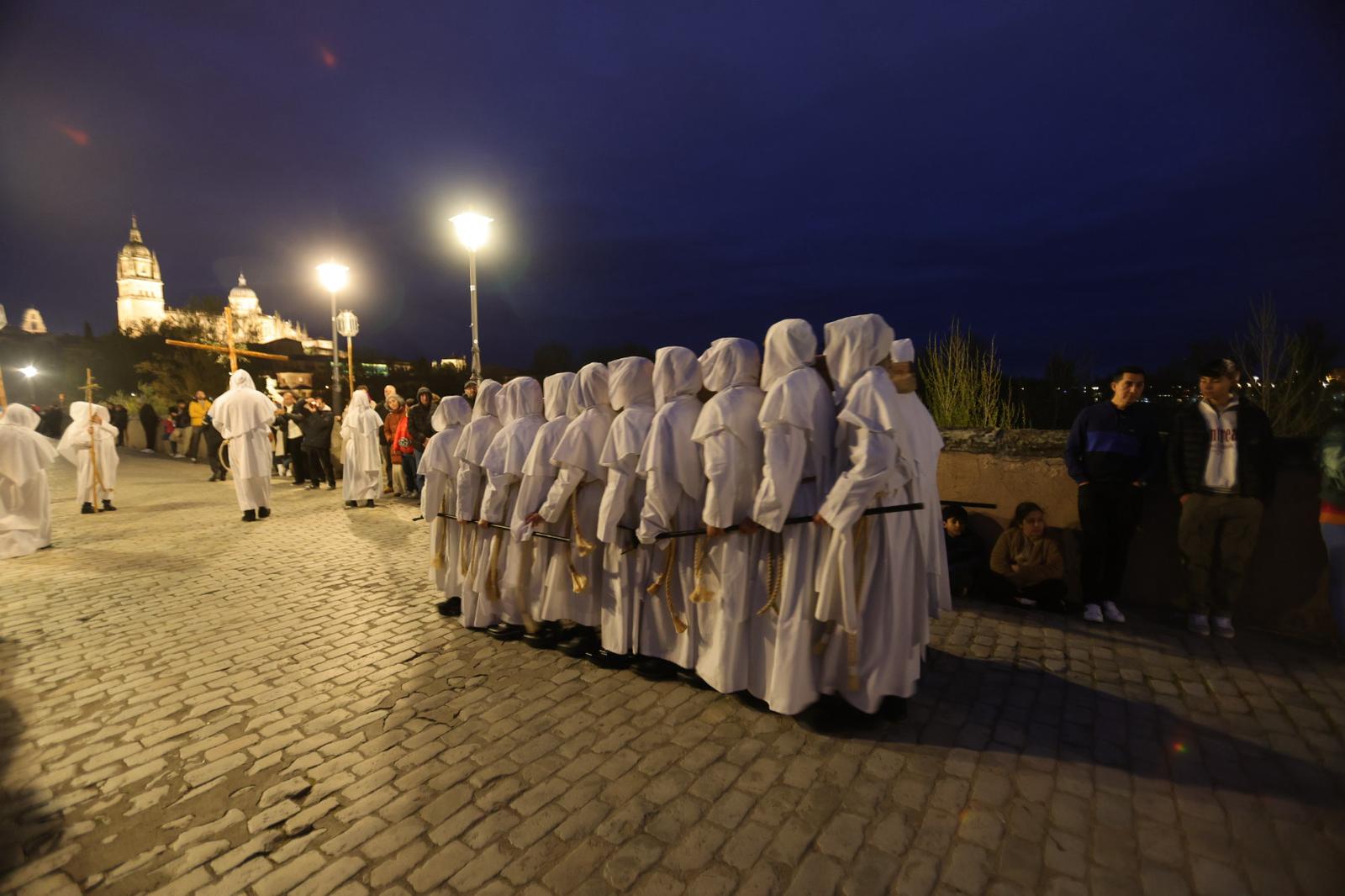 La marcha blanca del Cristo del Amor y de la Paz sobre el Tormes