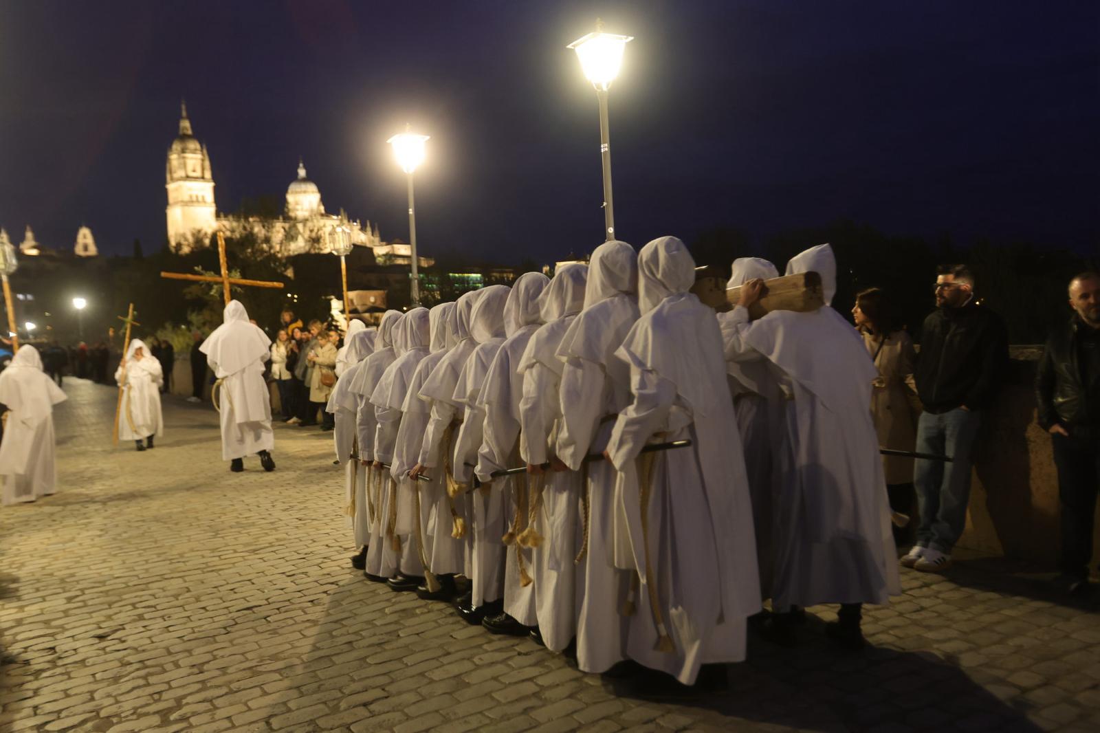 La marcha blanca del Cristo del Amor y de la Paz sobre el Tormes