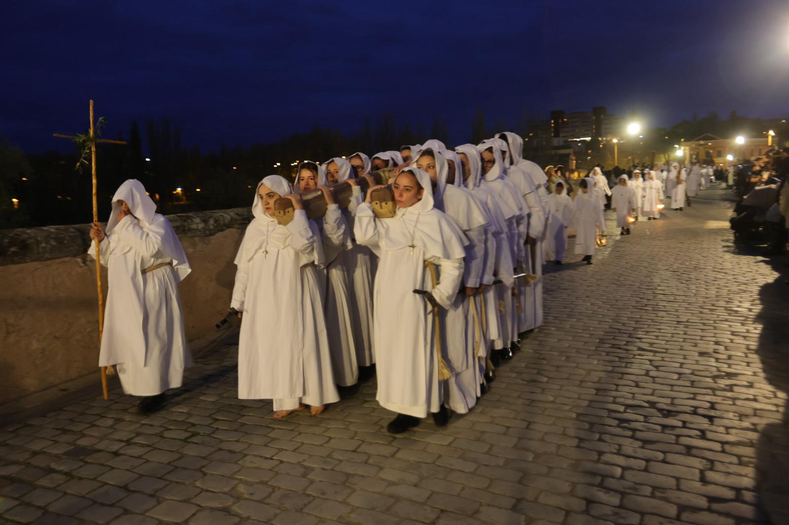 La marcha blanca del Cristo del Amor y de la Paz sobre el Tormes