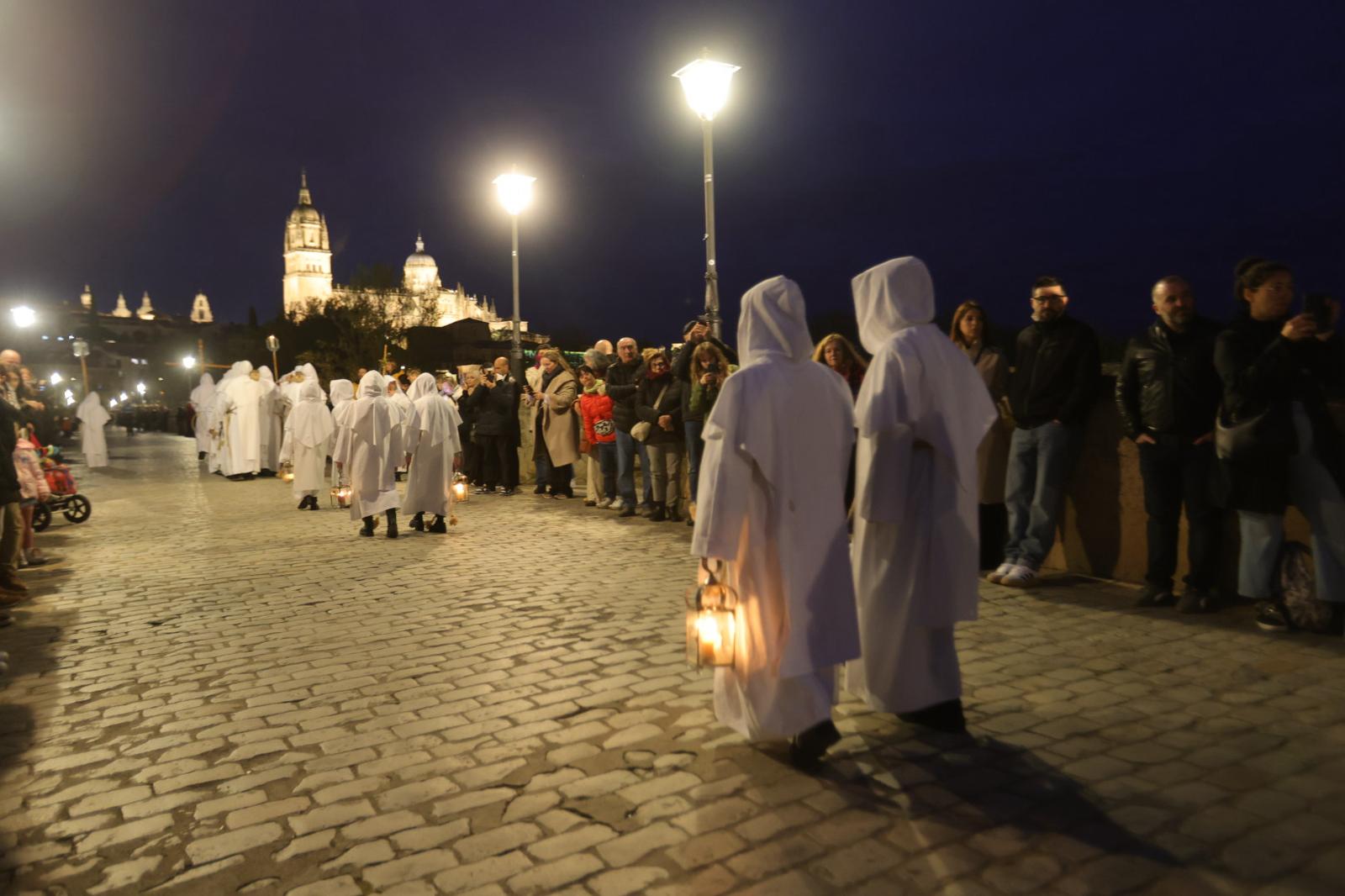 La marcha blanca del Cristo del Amor y de la Paz sobre el Tormes