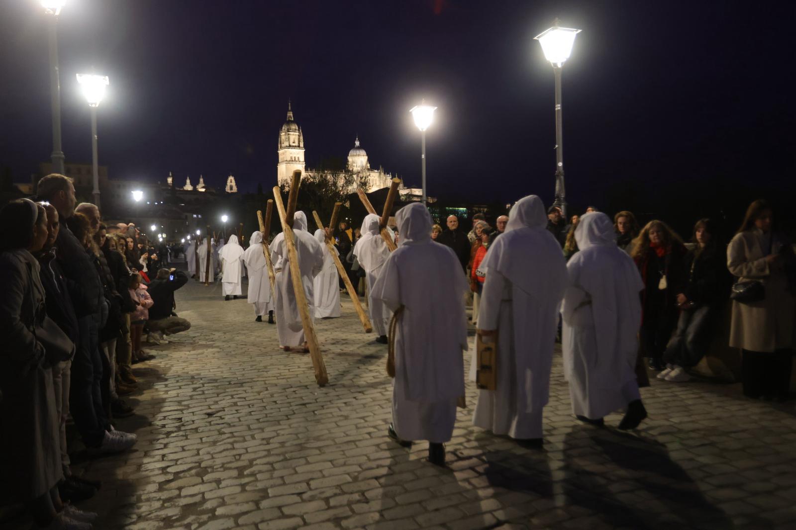 La marcha blanca del Cristo del Amor y de la Paz sobre el Tormes