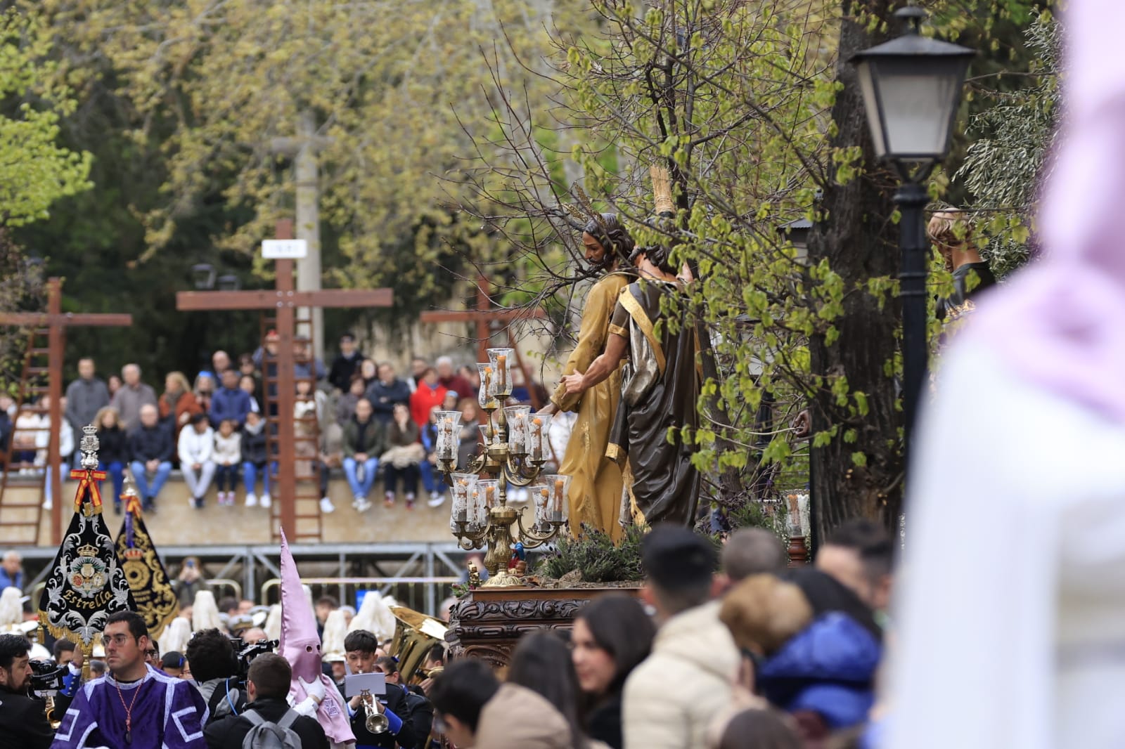 Un renovado paso lleno de expectación convence en la procesión de la Seráfica Hermandad