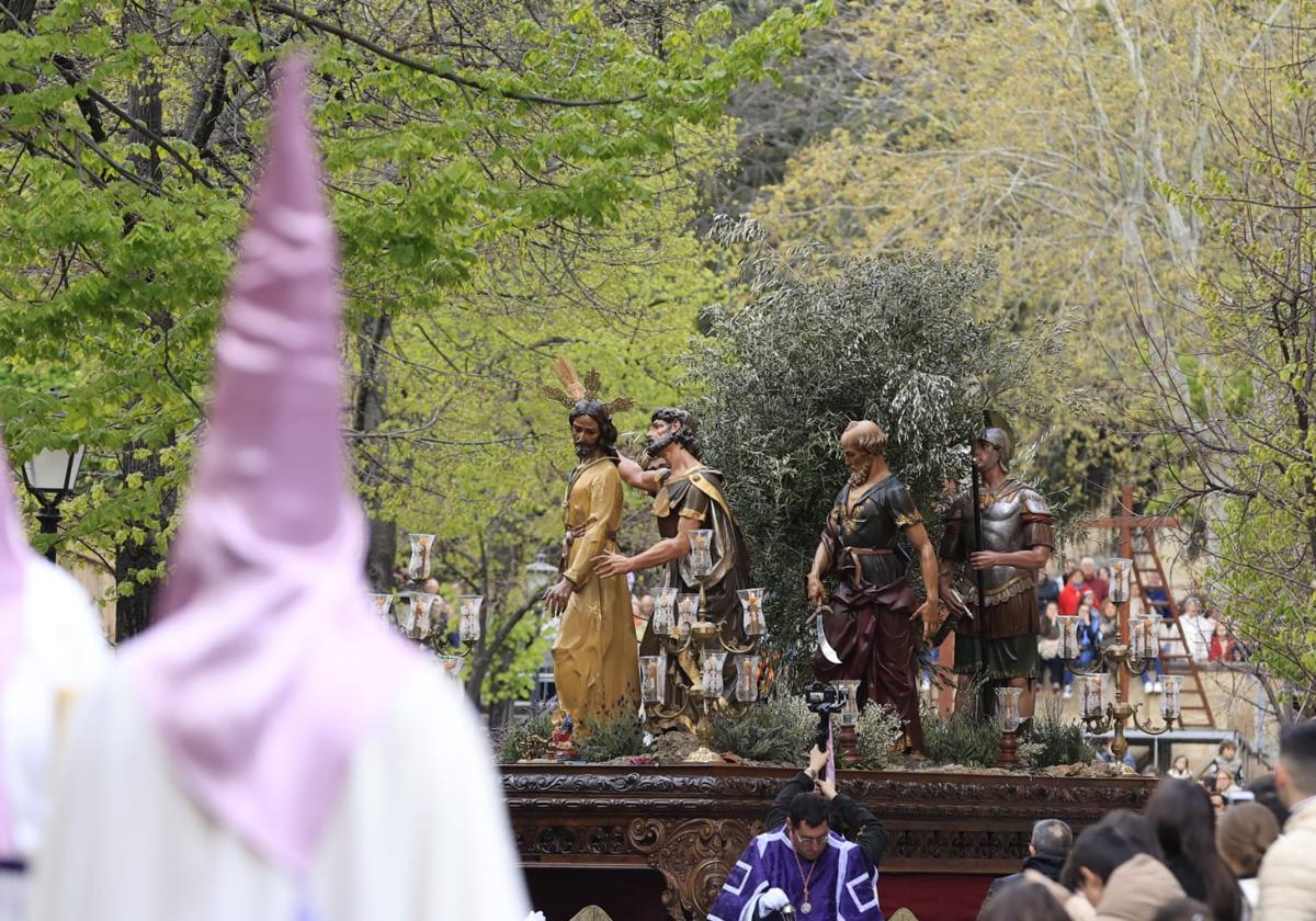 Un renovado paso lleno de expectación convence en la procesión de la Seráfica Hermandad