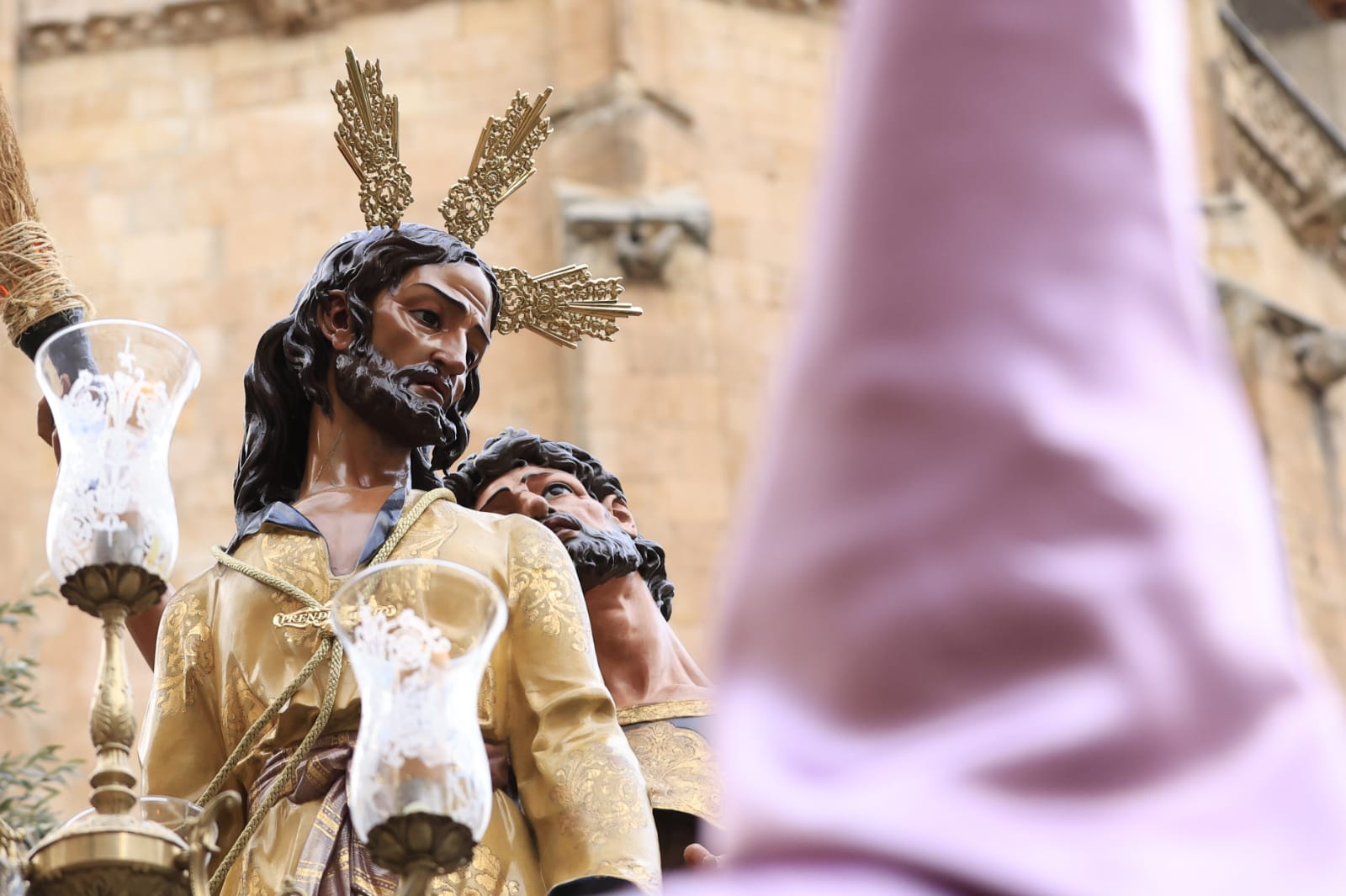 Un renovado paso lleno de expectación convence en la procesión de la Seráfica Hermandad