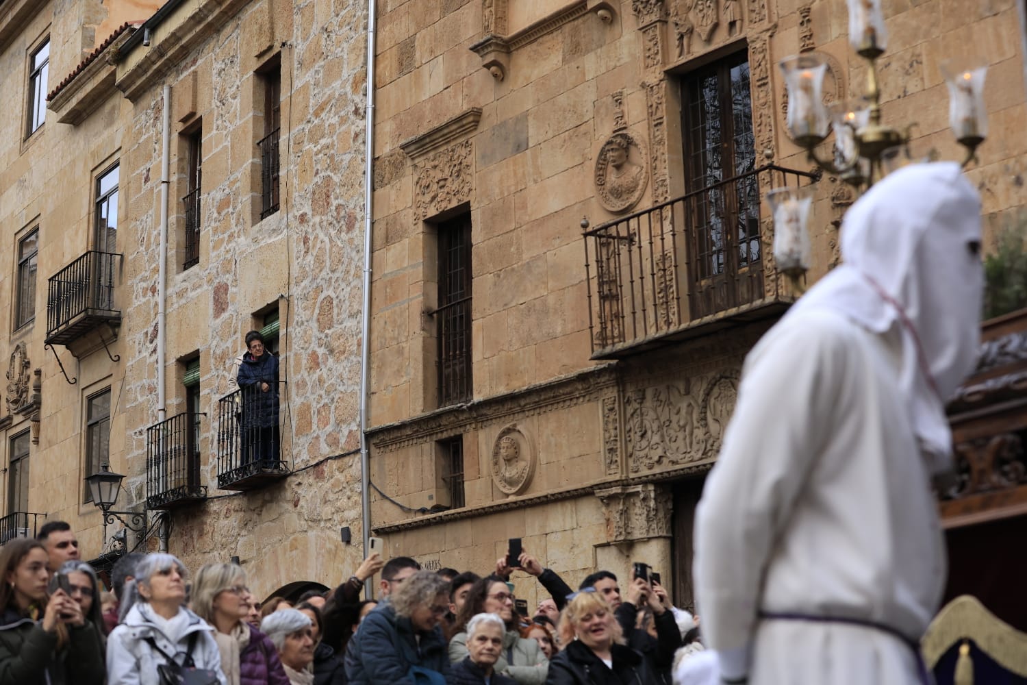 Un renovado paso lleno de expectación convence en la procesión de la Seráfica Hermandad