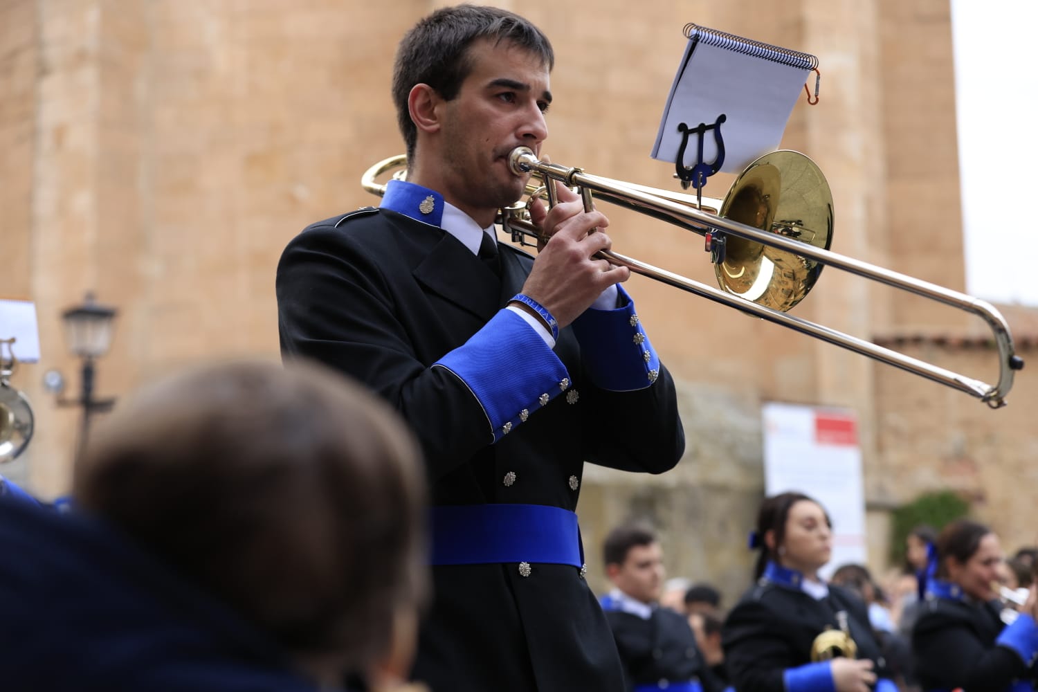 Un renovado paso lleno de expectación convence en la procesión de la Seráfica Hermandad