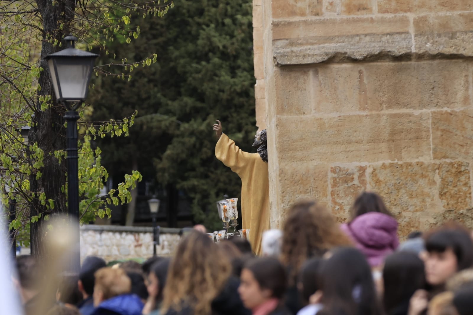 Un renovado paso lleno de expectación convence en la procesión de la Seráfica Hermandad