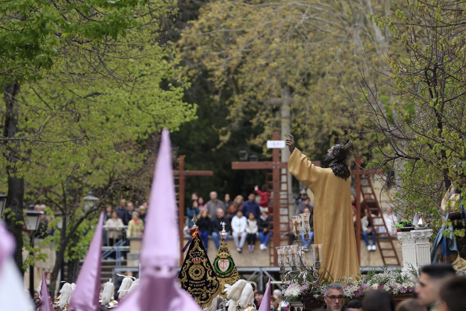 Un renovado paso lleno de expectación convence en la procesión de la Seráfica Hermandad